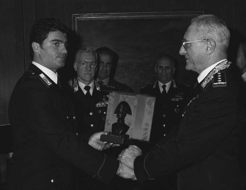 Roma, 27 marzo 1996: Tomba si congeda dall’Arma dei Carabinieri. L’atto è stato formalizzato dal comandante generale dell’Arma, Luigi Federici (Ap)